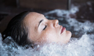 Read more about the article Should You Do a Cold Plunge Before or After a Workout? Expert Insights